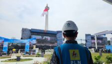 Foto: Petugas PLN memantau kesiapan sistem kelistrikan di kawasan Monumen Nasional (Monas), Jakarta, menjelang Upacara Peringatan HUT ke-80 Tentara Nasional Indonesia (TNI) yang dipimpin langsung oleh Presiden Republik Indonesia, Prabowo Subianto.
