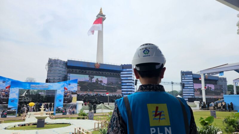 Foto: Petugas PLN memantau kesiapan sistem kelistrikan di kawasan Monumen Nasional (Monas), Jakarta, menjelang Upacara Peringatan HUT ke-80 Tentara Nasional Indonesia (TNI) yang dipimpin langsung oleh Presiden Republik Indonesia, Prabowo Subianto.