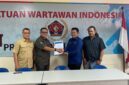 Foto: Ketua PWI Jaya Kesit B Handoyo bersama Sekertaris PWI Jaya Arman Suparman memberikan SK Pojok PWI Wali Kota Jakarta Timur Kepada Rudolf di dampingi Ketua PWI Kejaksaan Jaktim Erfan Pratama.