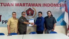 Foto: Ketua PWI Jaya Kesit B Handoyo bersama Sekertaris PWI Jaya Arman Suparman memberikan SK Pojok PWI Wali Kota Jakarta Timur Kepada Rudolf di dampingi Ketua PWI Kejaksaan Jaktim Erfan Pratama.
