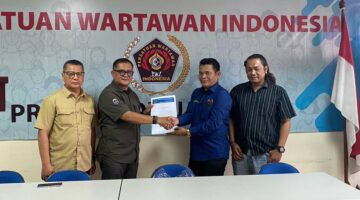 Foto: Ketua PWI Jaya Kesit B Handoyo bersama Sekertaris PWI Jaya Arman Suparman memberikan SK Pojok PWI Wali Kota Jakarta Timur Kepada Rudolf di dampingi Ketua PWI Kejaksaan Jaktim Erfan Pratama.