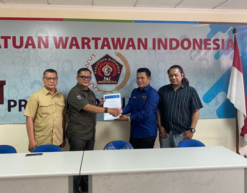 Foto: Ketua PWI Jaya Kesit B Handoyo bersama Sekertaris PWI Jaya Arman Suparman memberikan SK Pojok PWI Wali Kota Jakarta Timur Kepada Rudolf di dampingi Ketua PWI Kejaksaan Jaktim Erfan Pratama.