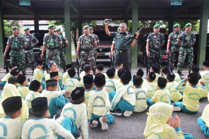 Foto: Ratusan siswa MI Plus Darunnajah Kelutan tampak antusias mengikuti outing class di Kodim 0806/Trenggalek, Rabu (8/10/2025).