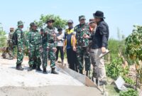 Foto: Dandim 0804/Magetan Letkol Inf Hasan Dasuki bersama Bupati Magetan, Nanik Endang Rusminiarti,bersama unsur Forkopimda meninjau langsung proses pembangunan rabat jalan usaha tani di Desa Kembangan, Kecamatan Sukomoro, Rabu (8/10/2025).
