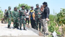 Foto: Dandim 0804/Magetan Letkol Inf Hasan Dasuki bersama Bupati Magetan, Nanik Endang Rusminiarti,bersama unsur Forkopimda meninjau langsung proses pembangunan rabat jalan usaha tani di Desa Kembangan, Kecamatan Sukomoro, Rabu (8/10/2025).