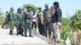 Foto: Dandim 0804/Magetan Letkol Inf Hasan Dasuki bersama Bupati Magetan, Nanik Endang Rusminiarti,bersama unsur Forkopimda meninjau langsung proses pembangunan rabat jalan usaha tani di Desa Kembangan, Kecamatan Sukomoro, Rabu (8/10/2025).