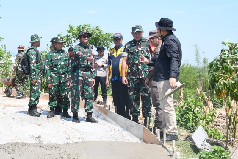 Foto: Dandim 0804/Magetan Letkol Inf Hasan Dasuki bersama Bupati Magetan, Nanik Endang Rusminiarti,bersama unsur Forkopimda meninjau langsung proses pembangunan rabat jalan usaha tani di Desa Kembangan, Kecamatan Sukomoro, Rabu (8/10/2025).
