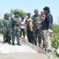 Foto: Dandim 0804/Magetan Letkol Inf Hasan Dasuki bersama Bupati Magetan, Nanik Endang Rusminiarti,bersama unsur Forkopimda meninjau langsung proses pembangunan rabat jalan usaha tani di Desa Kembangan, Kecamatan Sukomoro, Rabu (8/10/2025).