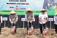 Foto: Kapolda Jawa Timur Irjen Pol Drs. Nanang Avianto, M.Si., bersama Wakapolda Brigjen Pol Pasma Royce, Forkopimda, dan pejabat terkait melakukan penanaman jagung serentak Kuartal IV tahun 2025 di lahan produktif SPN Polda Jatim, Desa Pacing, Kecamatan Bangsal, Mojokerto.