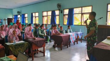 Foto: Serka Eko Dwiyono, memberikan pembinaan kepada pengurus OSIS tentang disiplin, tanggung jawab, serta manajemen organisasi, Kamis (9/10/2025). 