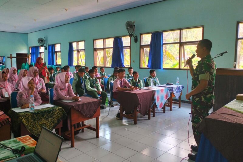 Foto: Serka Eko Dwiyono, memberikan pembinaan kepada pengurus OSIS tentang disiplin, tanggung jawab, serta manajemen organisasi, Kamis (9/10/2025). 