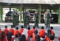 Foto: Prajurit Kodim 0806/Trenggalek memberikan materi peragaan Peraturan Baris Berbaris (PBB) kepada siswa SDN 1 Salamrejo dalam kegiatan outing class di Makodim, Jumat (10/10/2025).