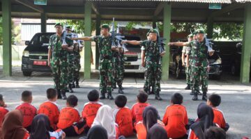 Foto: Prajurit Kodim 0806/Trenggalek memberikan materi peragaan Peraturan Baris Berbaris (PBB) kepada siswa SDN 1 Salamrejo dalam kegiatan outing class di Makodim, Jumat (10/10/2025).