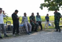 Foto: Danrem 081/DSJ Kolonel Arm Untoro Hariyanto meninjau lahan pertanian padi di Desa Binoyo, Kecamatan Padas, Kabupaten Ngawi, Jumat (10/10/2025).