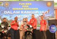 Foto: Fun Bike HUT ke-80 TNI di Madiun Meriah, Danrem 081/DSJ Serahkan Hadiah Utama