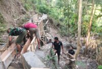 Foto: Prajurit Kodim 1612/Manggarai dan Warga Desa Riung Bangun Irigasi dalam Program TMMD ke-126.