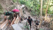 Foto: Prajurit Kodim 1612/Manggarai dan Warga Desa Riung Bangun Irigasi dalam Program TMMD ke-126.