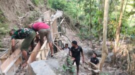 Foto: Prajurit Kodim 1612/Manggarai dan Warga Desa Riung Bangun Irigasi dalam Program TMMD ke-126.
