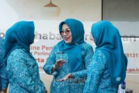 Foto: Witri Yenny Arifin, berbincang hangat dengan para pengurus TP PKK di sela kegiatan Gelar Produk dan Kreativitas Pengelola RPTRA Provinsi DKI Jakarta Tahun 2025 di GOR Ciracas, Selasa (14/10/25).