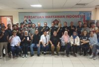 Foto: Para pengurus dan anggota Persatuan Wartawan Indonesia (PWI) Jaya berfoto bersama usai rapat pleno penyesuaian struktur kepengurusan di Kantor PWI Jaya, Jakarta, Selasa (14/10/2025).