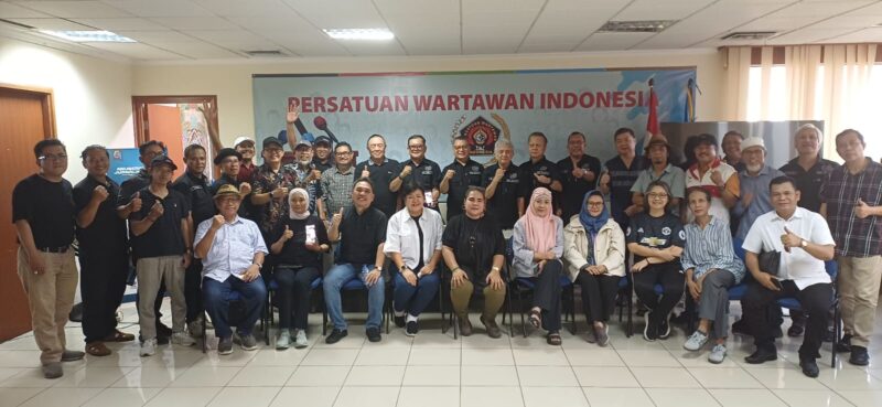 Foto: Para pengurus dan anggota Persatuan Wartawan Indonesia (PWI) Jaya berfoto bersama usai rapat pleno penyesuaian struktur kepengurusan di Kantor PWI Jaya, Jakarta, Selasa (14/10/2025).