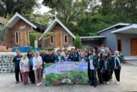 Foto: Mahasiswa Fakultas Teknik Universitas Diponegoro (UNDIP) usai peluncuran program “PyroGreen Launch: Integrasi Sistem Bank Sampah Digital dan Smart Farming TOGA”, Selasa (14/10/2025).