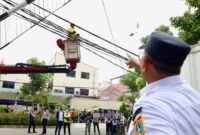 Foto: Drs. Arifin M.AP Wali Kota Jakarta Pusat, mantau jalan nya pekerjaan kabel fiber optik di Menteng.