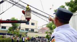 Foto: Drs. Arifin M.AP Wali Kota Jakarta Pusat, mantau jalan nya pekerjaan kabel fiber optik di Menteng.