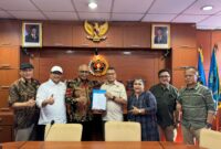 Foto: Ketua Umum PWI Pusat Akhmad Munir menyerahkan Surat Keputusan PWI Pusat Nomor: 003-PGS/TPD/PP-PWI/LXXIX/X/2025.