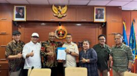 Foto: Ketua Umum PWI Pusat Akhmad Munir menyerahkan Surat Keputusan PWI Pusat Nomor: 003-PGS/TPD/PP-PWI/LXXIX/X/2025.