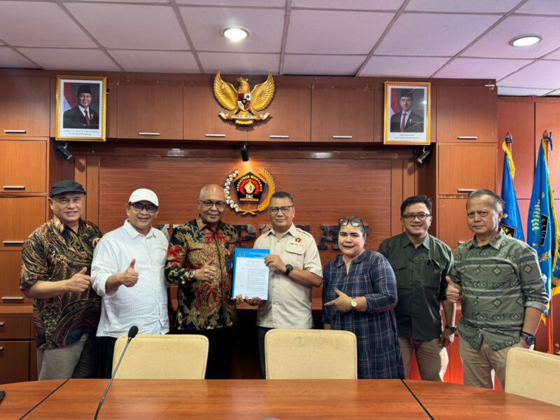 Foto: Ketua Umum PWI Pusat Akhmad Munir menyerahkan Surat Keputusan PWI Pusat Nomor: 003-PGS/TPD/PP-PWI/LXXIX/X/2025.