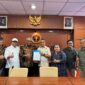 Foto: Ketua Umum PWI Pusat Akhmad Munir menyerahkan Surat Keputusan PWI Pusat Nomor: 003-PGS/TPD/PP-PWI/LXXIX/X/2025.