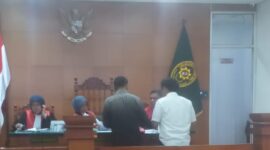 Foto: Pengacara Rinto Hartoyo Agus SH. Yang mendampingi Penggugat Kiki Binti Jarih seusai sidang di PN Jakarta Timur, Kamis (16/10/2025).