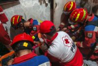 Foto: Petugas Palang Merah Indonesia (PMI) Kota Jakarta Pusat bersama tim Damkar Jakarta Pusat mengevakuasi seorang warga sakit dari lantai dua rumah di kawasan Utan Panjang, Kecamatan Kemayoran.