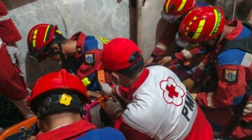 Foto: Petugas Palang Merah Indonesia (PMI) Kota Jakarta Pusat bersama tim Damkar Jakarta Pusat mengevakuasi seorang warga sakit dari lantai dua rumah di kawasan Utan Panjang, Kecamatan Kemayoran.