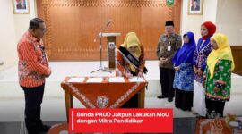 Foto: Witri Yenny Arifin, menandatangani nota kesepahaman (MoU) dengan Ikatan Guru Taman Kanak-kanak Indonesia (IGTKI), Himpaudi, dan STKIP Kusuma Negara.