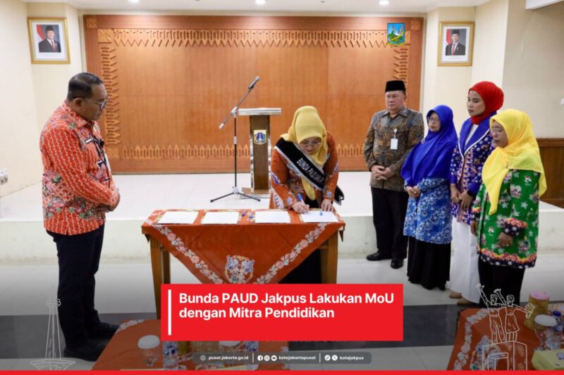Foto: Witri Yenny Arifin, menandatangani nota kesepahaman (MoU) dengan Ikatan Guru Taman Kanak-kanak Indonesia (IGTKI), Himpaudi, dan STKIP Kusuma Negara.