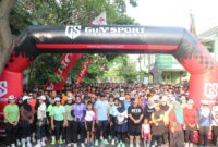 Foto: Ribuan warga dari berbagai kalangan memadati area depan Markas Kodim 0807/Tulungagung untuk mengikuti Fun Run dalam rangka HUT ke-80 Tentara Nasional Indonesia (TNI), Minggu (19/10/2025).