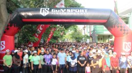 Foto: Ribuan warga dari berbagai kalangan memadati area depan Markas Kodim 0807/Tulungagung untuk mengikuti Fun Run dalam rangka HUT ke-80 Tentara Nasional Indonesia (TNI), Minggu (19/10/2025).