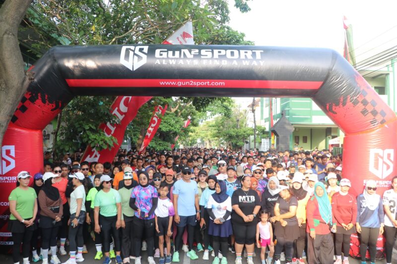 Foto: Ribuan warga dari berbagai kalangan memadati area depan Markas Kodim 0807/Tulungagung untuk mengikuti Fun Run dalam rangka HUT ke-80 Tentara Nasional Indonesia (TNI), Minggu (19/10/2025).