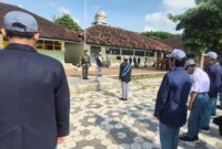 Foto: Danposramil 0806/Suruh Peltu Eko Pujianto memimpin upacara bendera di SMKN 1 Suruh, Kecamatan Suruh, Kabupaten Trenggalek, Senin (20/10/2025).