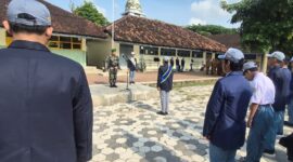 Foto: Danposramil 0806/Suruh Peltu Eko Pujianto memimpin upacara bendera di SMKN 1 Suruh, Kecamatan Suruh, Kabupaten Trenggalek, Senin (20/10/2025).