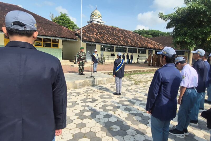 Foto: Danposramil 0806/Suruh Peltu Eko Pujianto memimpin upacara bendera di SMKN 1 Suruh, Kecamatan Suruh, Kabupaten Trenggalek, Senin (20/10/2025).