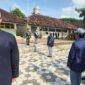 Foto: Danposramil 0806/Suruh Peltu Eko Pujianto memimpin upacara bendera di SMKN 1 Suruh, Kecamatan Suruh, Kabupaten Trenggalek, Senin (20/10/2025).