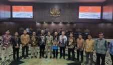 Foto: Ketua Umum PWI Pusat Akhmad Munir bersama jajaran pengurus menghadiri sidang lanjutan uji materi Pasal 8 Undang-Undang Nomor 40 Tahun 1999 tentang Pers di Mahkamah Konstitusi (MK), Selasa (21/10/2025).