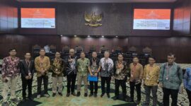 Foto: Ketua Umum PWI Pusat Akhmad Munir bersama jajaran pengurus menghadiri sidang lanjutan uji materi Pasal 8 Undang-Undang Nomor 40 Tahun 1999 tentang Pers di Mahkamah Konstitusi (MK), Selasa (21/10/2025).