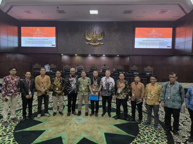 Foto: Ketua Umum PWI Pusat Akhmad Munir bersama jajaran pengurus menghadiri sidang lanjutan uji materi Pasal 8 Undang-Undang Nomor 40 Tahun 1999 tentang Pers di Mahkamah Konstitusi (MK), Selasa (21/10/2025).