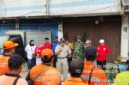 Foto: Camat Tambora Holi Susanto memimpin apel kerja bakti pasca kebakaran di RW 07 Kelurahan Angke, Kecamatan Tambora, Jakarta Barat, pada Selasa (21/10/2025).