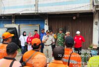 Foto: Camat Tambora Holi Susanto memimpin apel kerja bakti pasca kebakaran di RW 07 Kelurahan Angke, Kecamatan Tambora, Jakarta Barat, pada Selasa (21/10/2025).