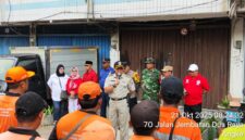 Foto: Camat Tambora Holi Susanto memimpin apel kerja bakti pasca kebakaran di RW 07 Kelurahan Angke, Kecamatan Tambora, Jakarta Barat, pada Selasa (21/10/2025).